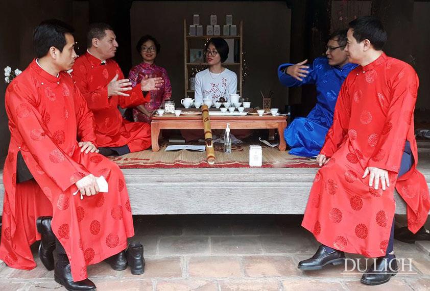 Các đại biểu thưởng thức trà tại làng cổ Đường Lâm